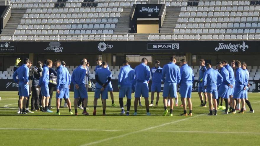 La plantilla escucha al entrenador durante una sesión en el Cartagonova.