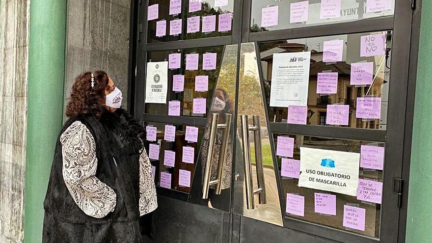 La concejala de Igualdad de San Martín, Gema Suárez, lee los mensajes contra la violencia machista pegados en la puerta del Ayuntamiento.