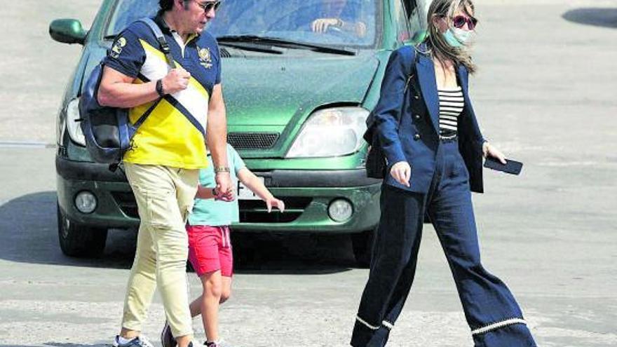 Luis Lorenzo y su mujer, Arancha Palomino, con un niño, en 2021.  | // E.P.