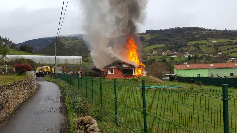 Incendio en una vivienda en Murias, Candamo