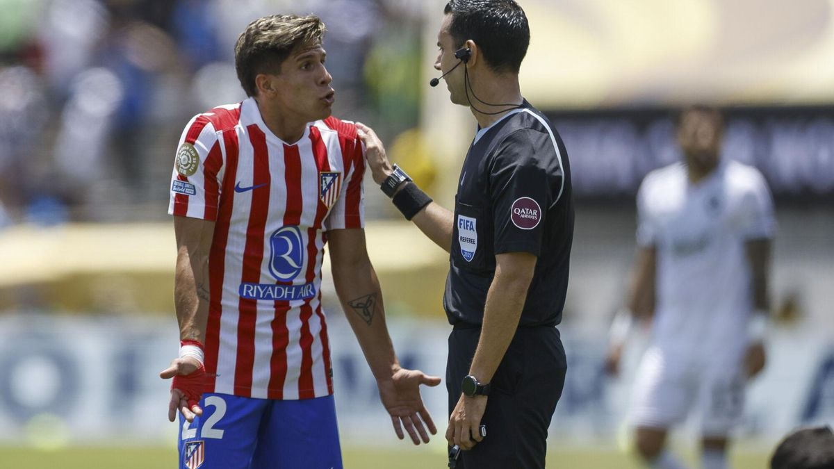 PASADENA (United States), 23/06/2025.- Giuliano Simeone of Atletico Madrid (L) argues with referee Cesar Arturo Ramos (R) during the FIFA Club World Cup 2025 soccer match between Atletico Madrid and Botafogo, in Pasadena, California, USA, 23 June 2025. (Mundial de Fútbol) EFE/EPA/CAROLINE BREHMAN