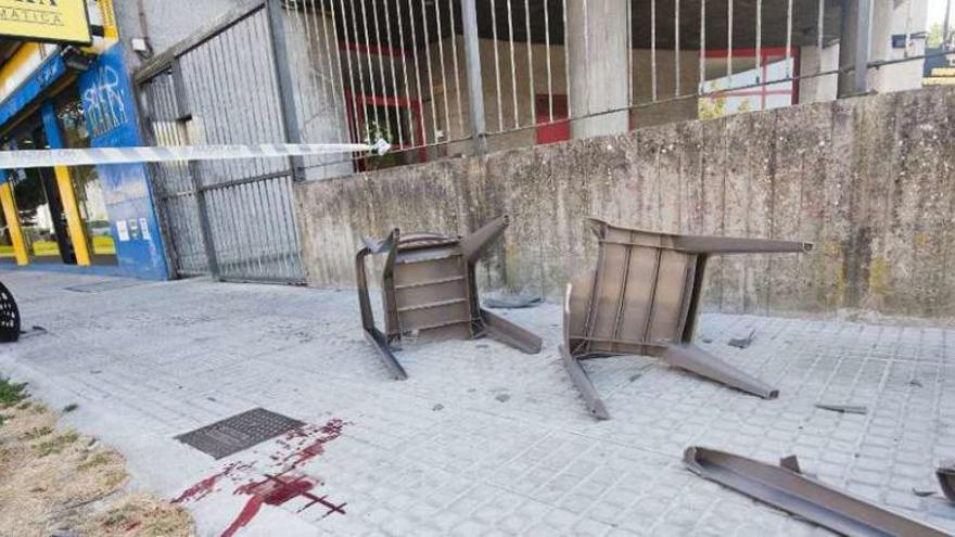 Las sillas arrojadas, ayer, en la acera de la calle Caballeros.