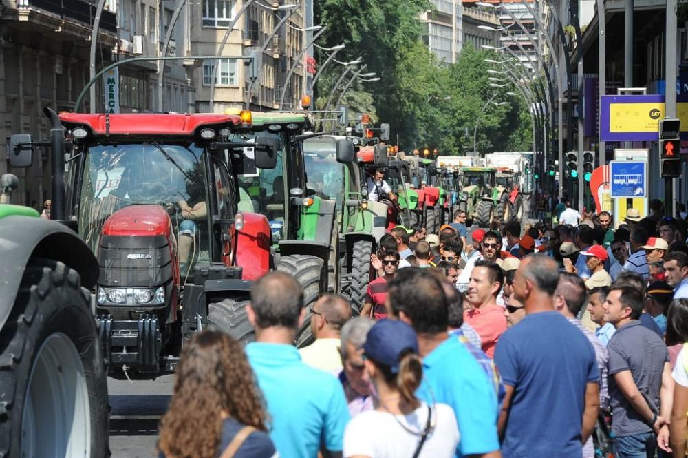 La Gran Vía de Murcia, paralizada por los agricultores