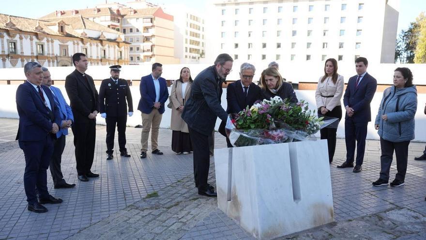 La hermandad de la Estrella recuerda a las agentes de la Policía Local asesinadas en 1996 con una ofrenda floral