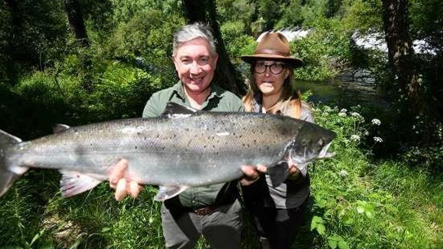 Virgilio Alonso y su mujer, Dori Francisco, con el salmón. // G.S.