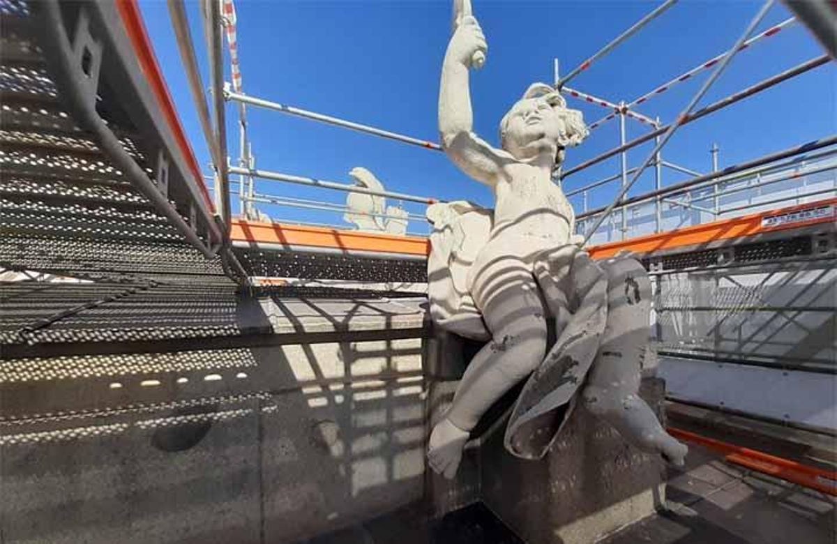 Andamios rodeando uno de los conjuntos escultóricos del monumento.