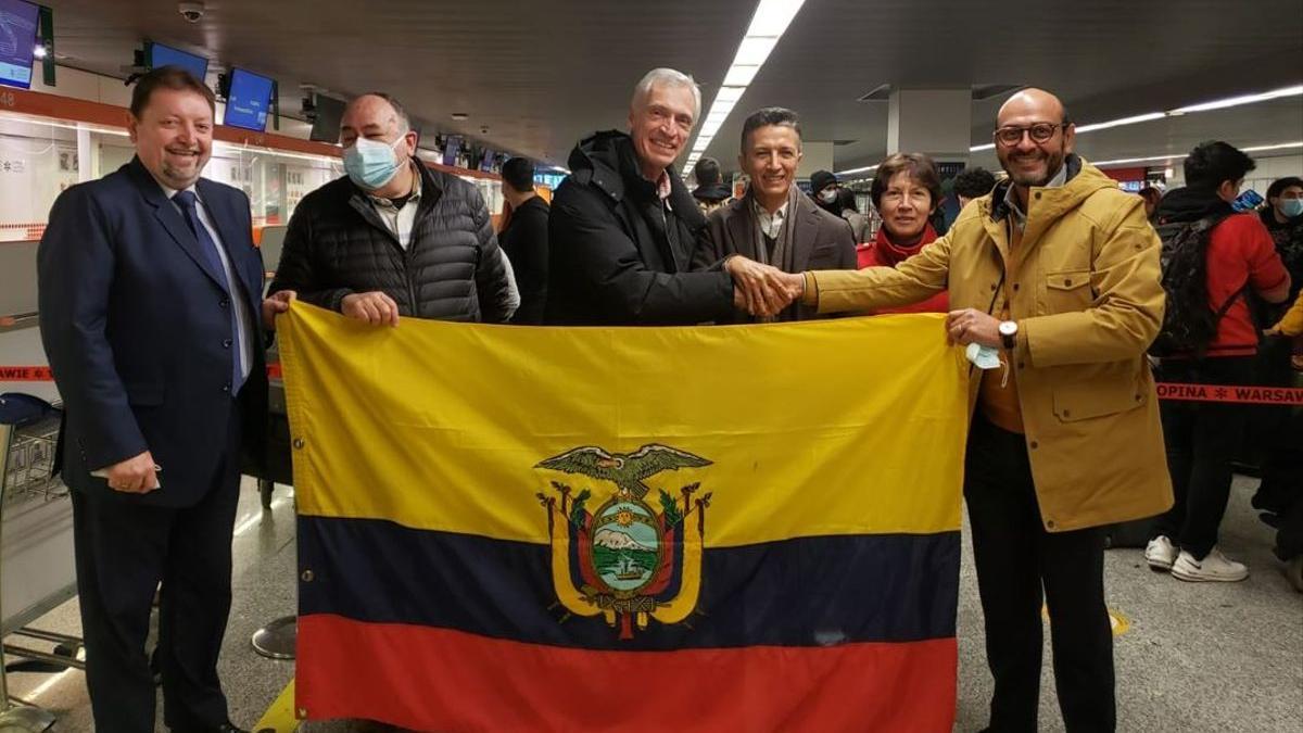 El viceministro ecuatoriano Luis Vayas, a la derecha, acompaña a los refugiados ecuatorianos al vuelo humanitario.