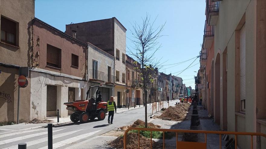 La renovació dels serveis del carrer Tapis de Figueres provoca canvis circulatoris temporals