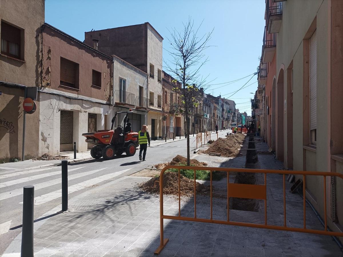 Els treballs de millora de la xarxa d'aigua del carrer Tapis.