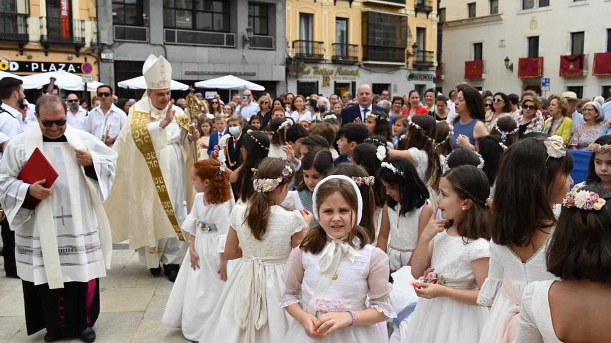 El arzobispo saluda a los pequeños en la plaza de España.