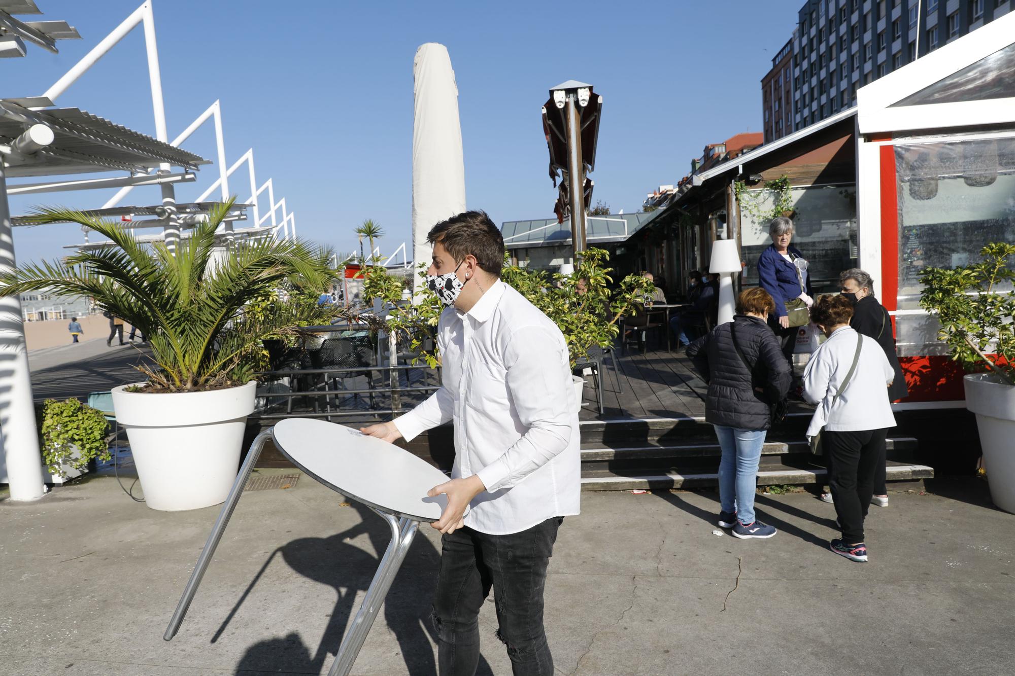 Las terrazas se repliegan en Gijón entre peticiones de "flexibilidad"