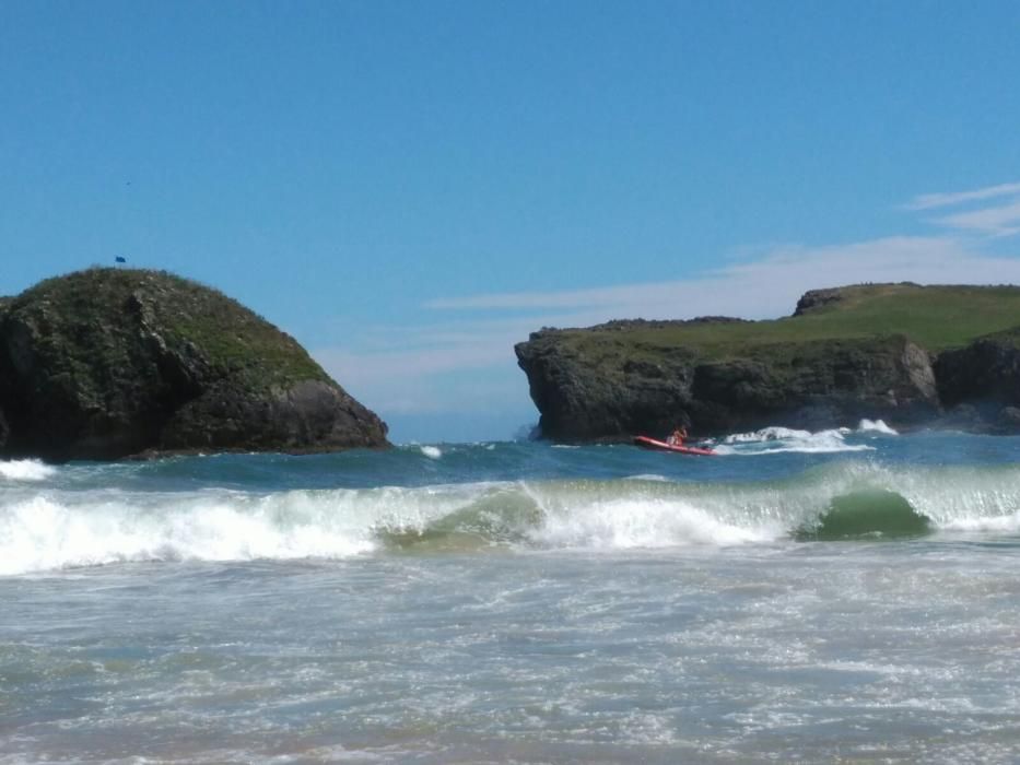 Rescate en la cala de Sorraos en Llanes