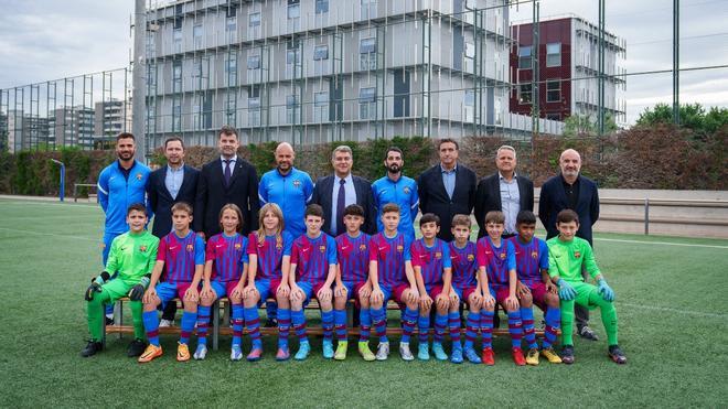 Fotografia oficial del Alevín A del Barça 2021/2022 junto con el presidente Joan Laporta