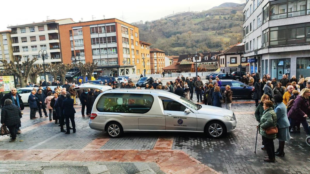 La llegada de los restos del exalcalde a la iglesia de Lena.