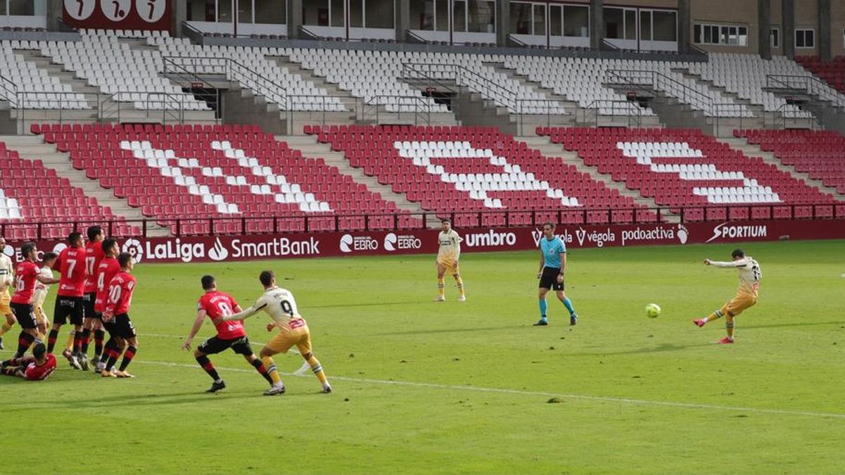 Raúl de Tomás lanza la falta del 0-1 en Las Gaunas.