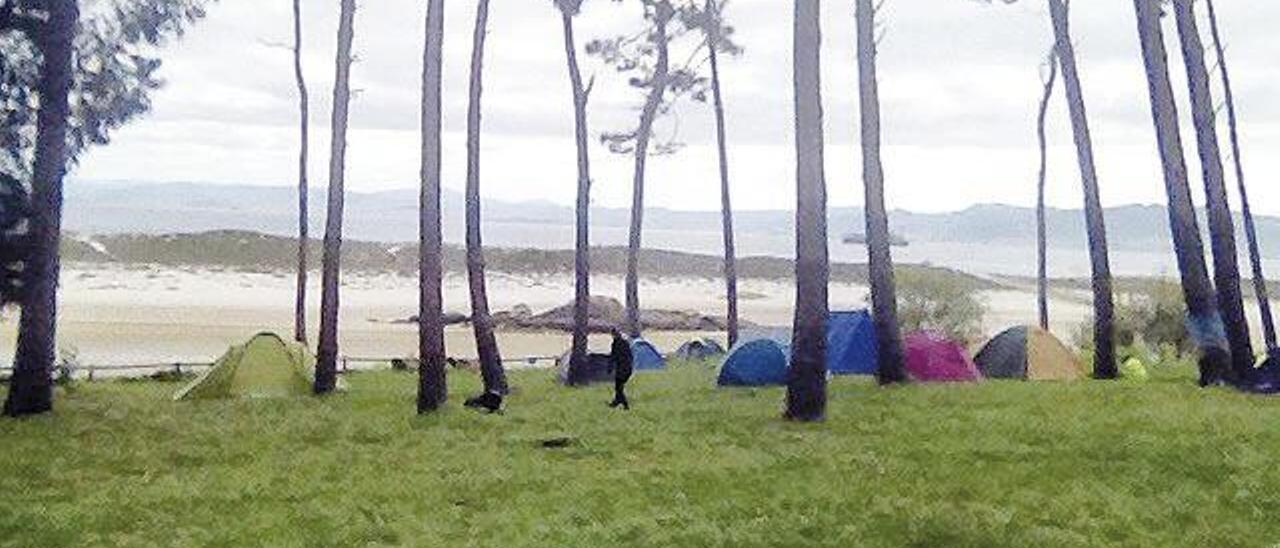 Veinte tiendas instaladas en el camping  |  Es la ocupación que tenía ayer el recinto de Cíes aunque se espera un ligero aumento para los próximos días. En cualquier caso, para sus responsables sería una sorpresa mayúscula que durante estos festivos se llenase la mitad de su capacidad -600 plazas- aun produciéndose una subida extraordinaria de los termómetros. &quot;La Semana Santa es una época floja para nosotros&quot;, argumentan.