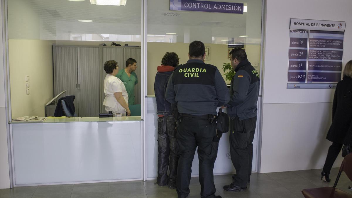 Numerosos allegados y familiares del herido se concentraron en el Hospital de Benavente. En la imagen, guardias civiles en el punto de admisión por otro incidente ocurrido hace tiempo.