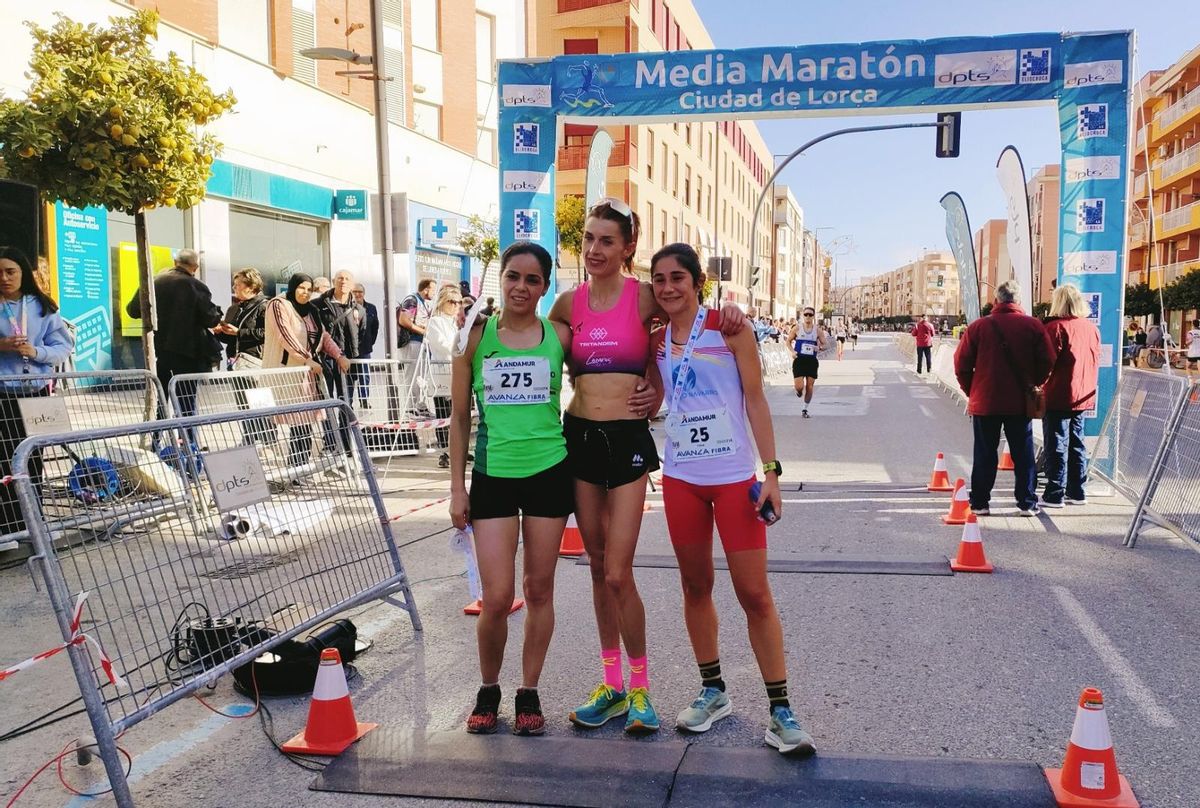 Marta Belmonte, en el centro, con Tania Salamanca y Andrea Rodríguez