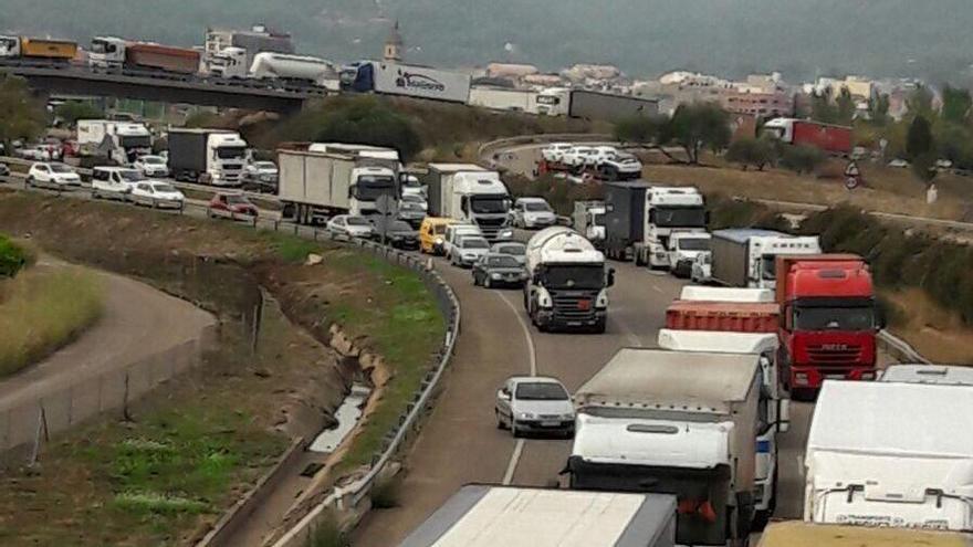 Caos en la CV-10 tras colisionar dos camiones en el término de Betxí