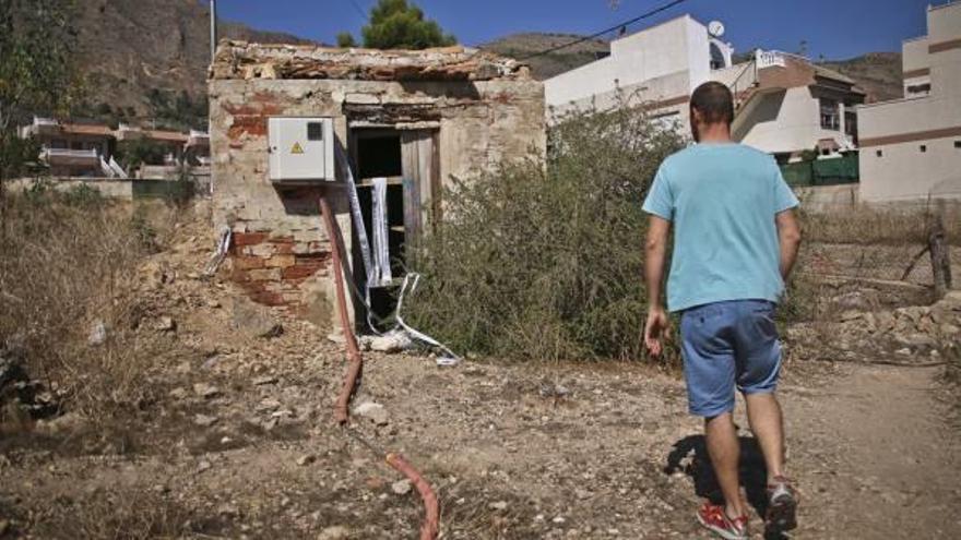 Una urbanización de Orihuela lleva 7 años con luz de obra