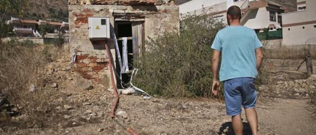 Una urbanización de Orihuela lleva 7 años con luz de obra