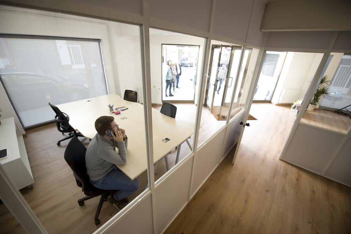 Interior de l'Espai 17412, el Coworking de Maçanet de la Selva