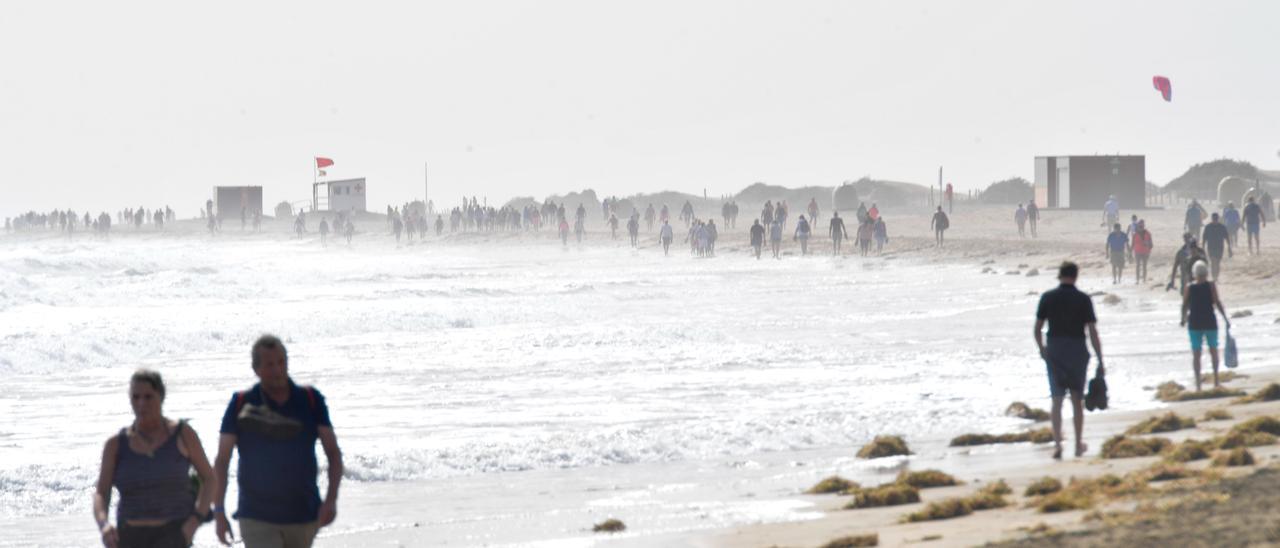 Cierran al baño Playa del Inglés por mala mar