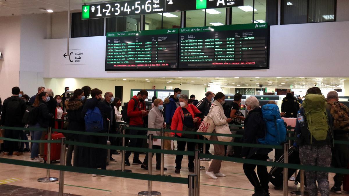 Un grup de viatgers esperen a passar el control de seguretat de l&#039;alta velocitat a Sants