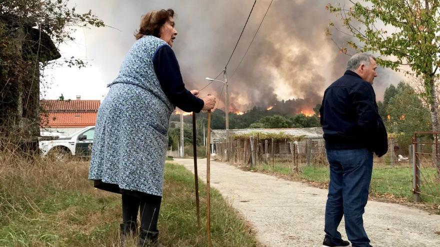 Dos vecinos junto a un incendio cerca de O Carballiño  // Sxenick