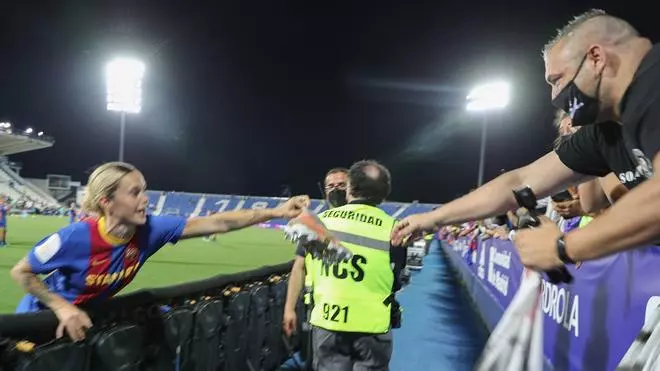 El detalle de Mapi con una aficionada en la final de Copa