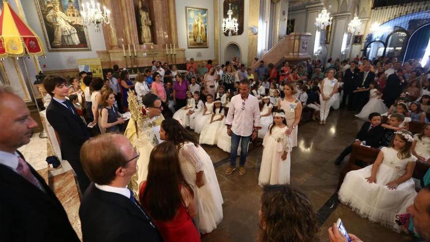 Centenares de niños pasan por el manto milagroso de Lledó