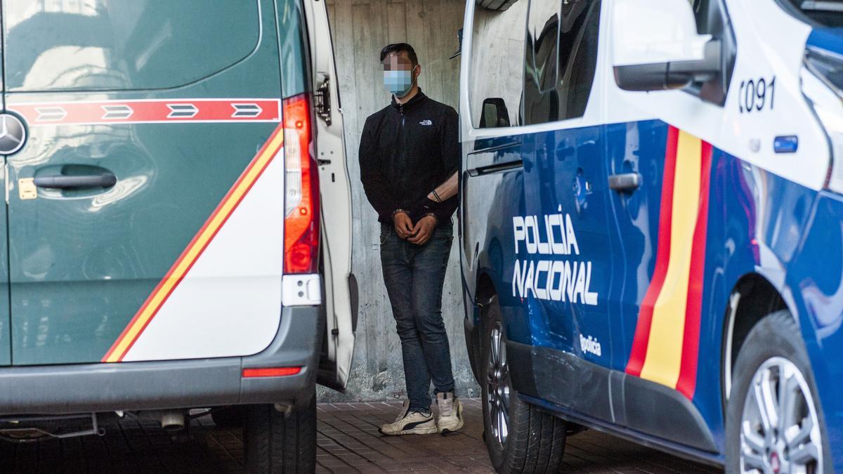 El séptimo detenido por el crimen de Samuel Luiz, antes de subir al furgón de la Guardia Civil para su ingreso en prisión.
