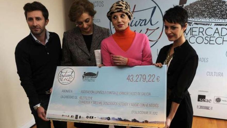 Luz Casal y los promotores del festival hacen entrega del cheque, ayer, en A Coruña. / carlos pardellas