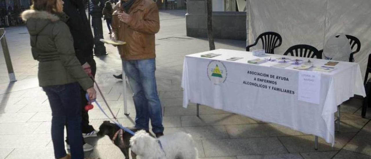 La carpa informativa instalada ayer por la asociación de alcohólicos rehabilitados . // Noé Parga