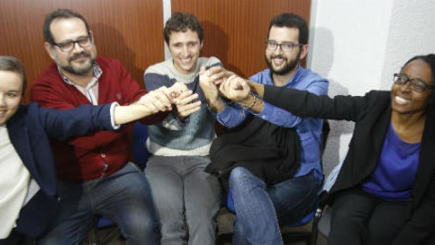 La cabeza de lista de Podemos en Alicante, Rita Bosaho, celebra los resultados electorales