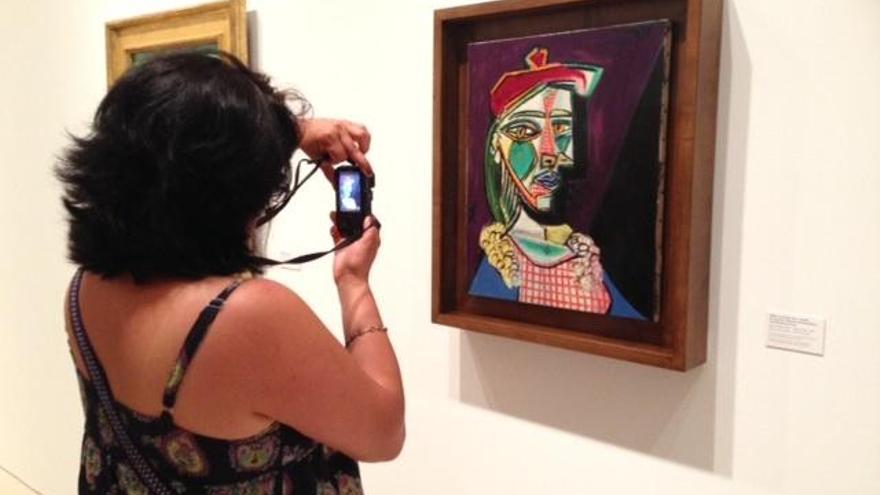 Una visitante fotografia una de las obras de la exposición &#039;Pablo Picasso. Álbum de familia&#039;.