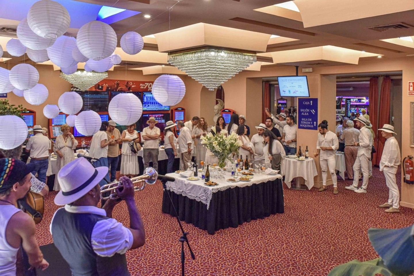 Asistentes a la fiesta de aniversario del Casino La Toja.