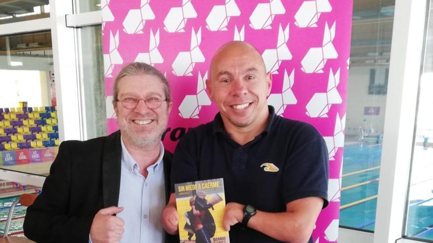 Gabriel Forteza y Xavi Torres posan con el libro durante la presentación en Son Hugo.