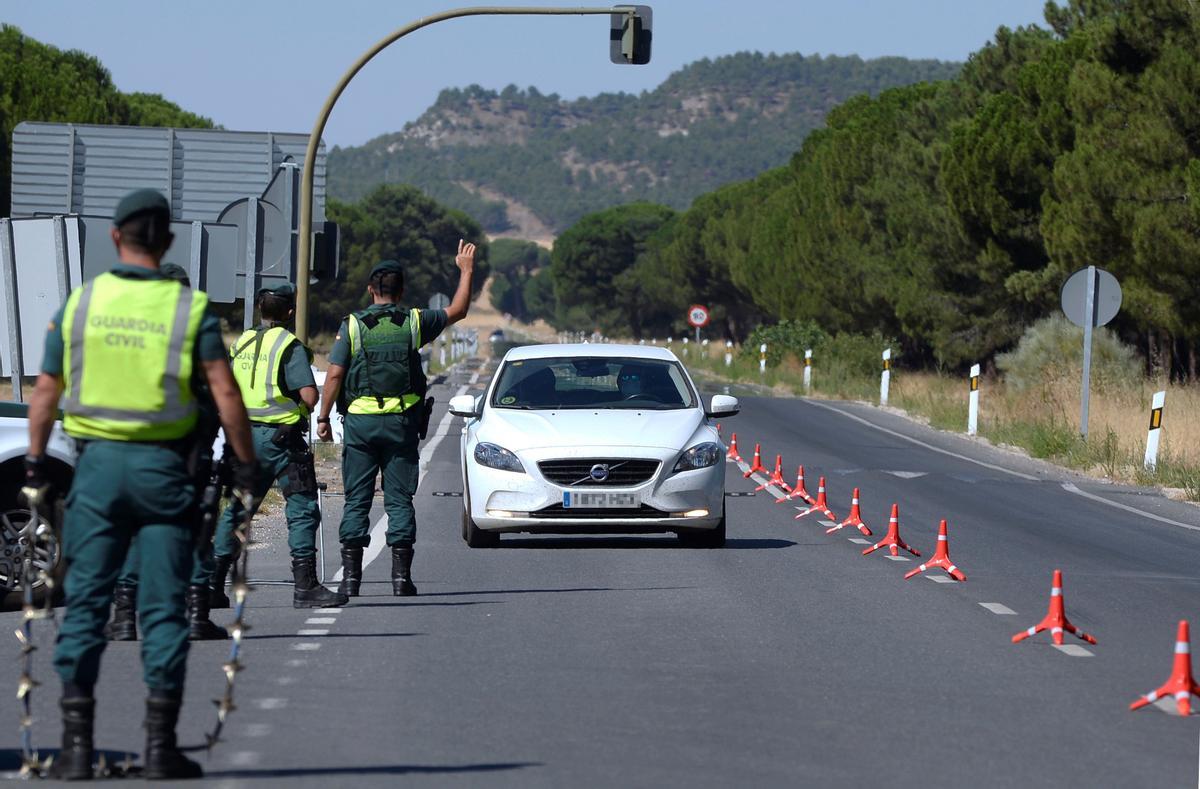 Efectivos de la Guardia Civil en un control de acceso a localidad vallisoletana de Pedrajas de San Esteban, donde los habitantes tenían restringidas por orden judicial las salidas y entradas debido a un brote, el 2 de agosto de 2020.