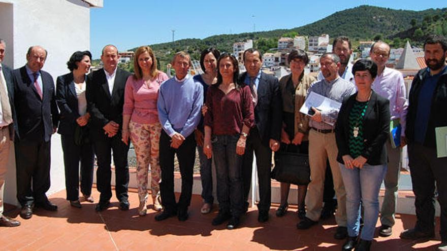 María Jesús Serrano (quinta por la izquierda,) con los miembros de la junta rectora.