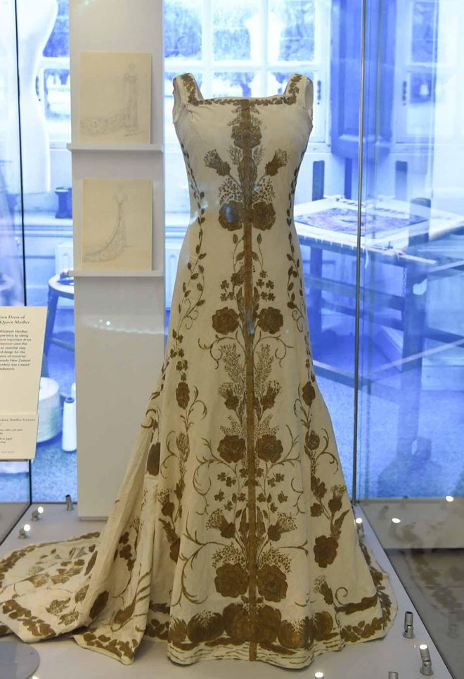 Otro de los trajes de la Reina Madre