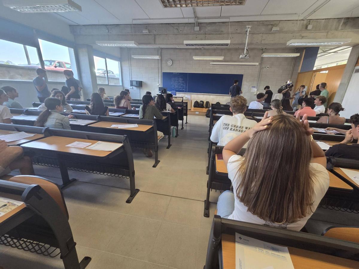 Arranca una Selectividad en la UIB marcada por los detectores de móviles y los nervios de casi 5.000 alumnos
