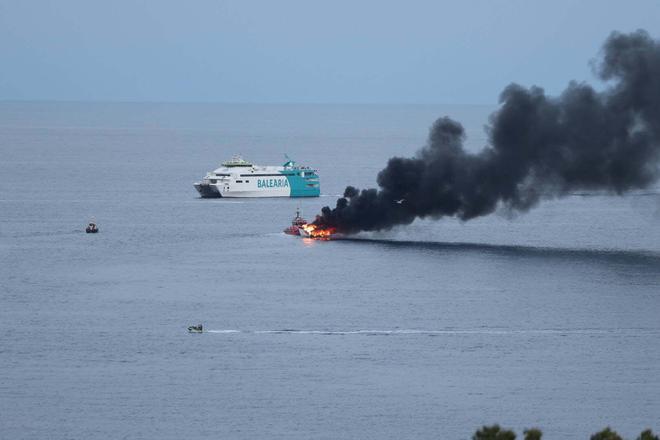 Todas las imágenes del incendio de un barco cerca de s'Illa Negra en Ibiza