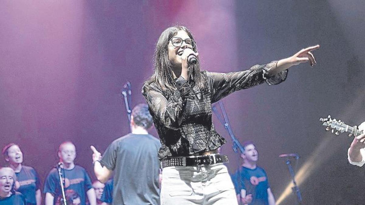 La cantante Laura del Frago, con el coro de Adislaf.