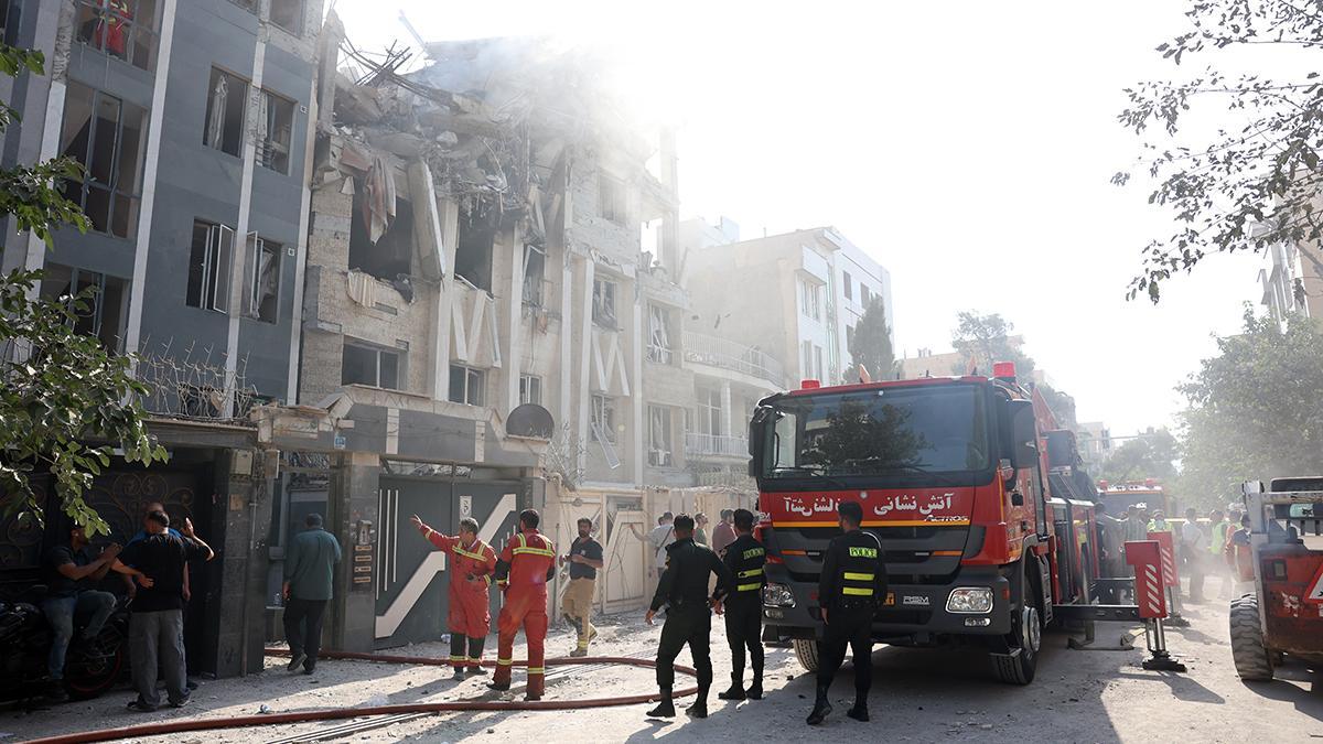 Israel bombardea docenas de objetivos en Irán y mata al jefe de la Guardia Revolucionaria iraní