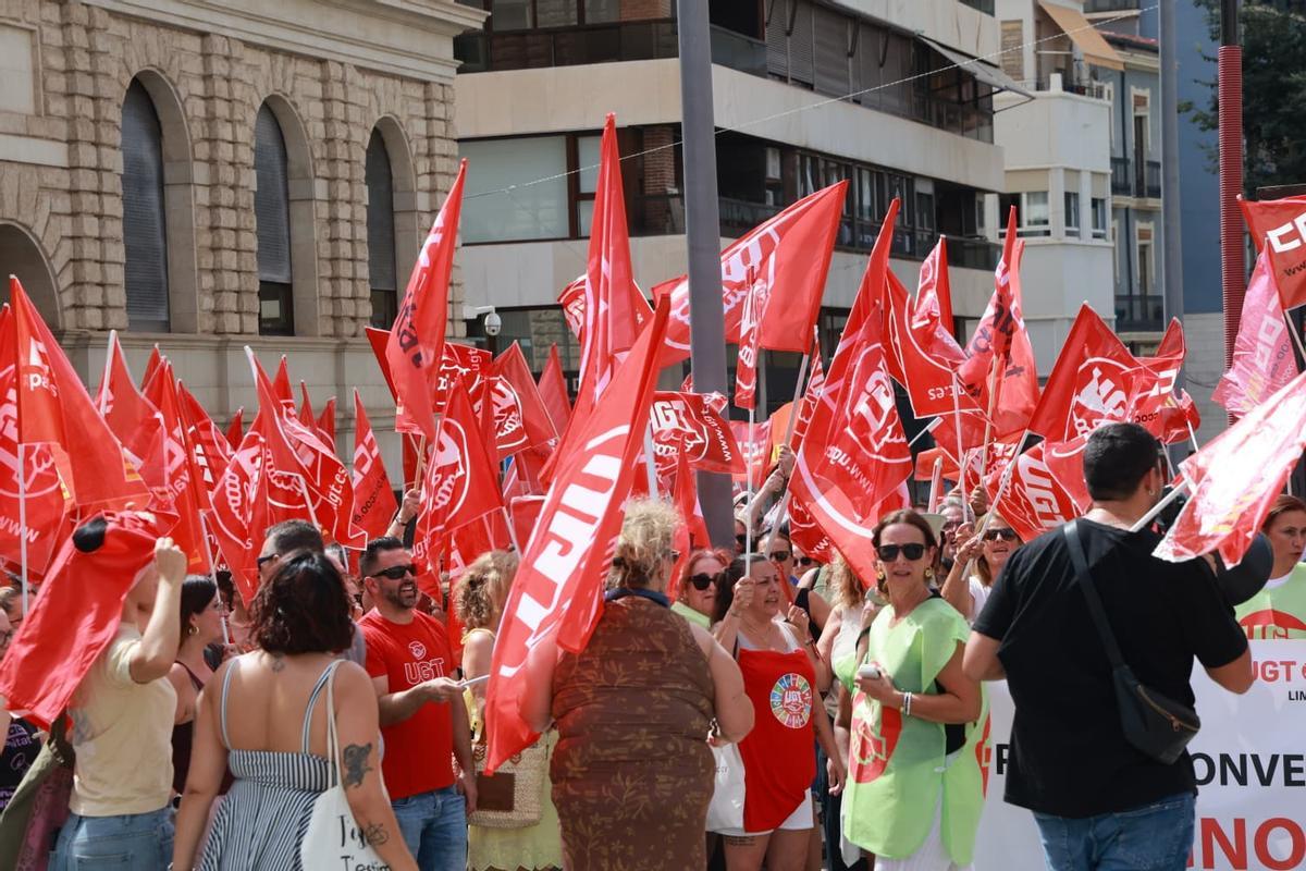 Concentración para exigir el desbloqueo del convenio de limpieza de edificios y locales de la provincia de Alicante