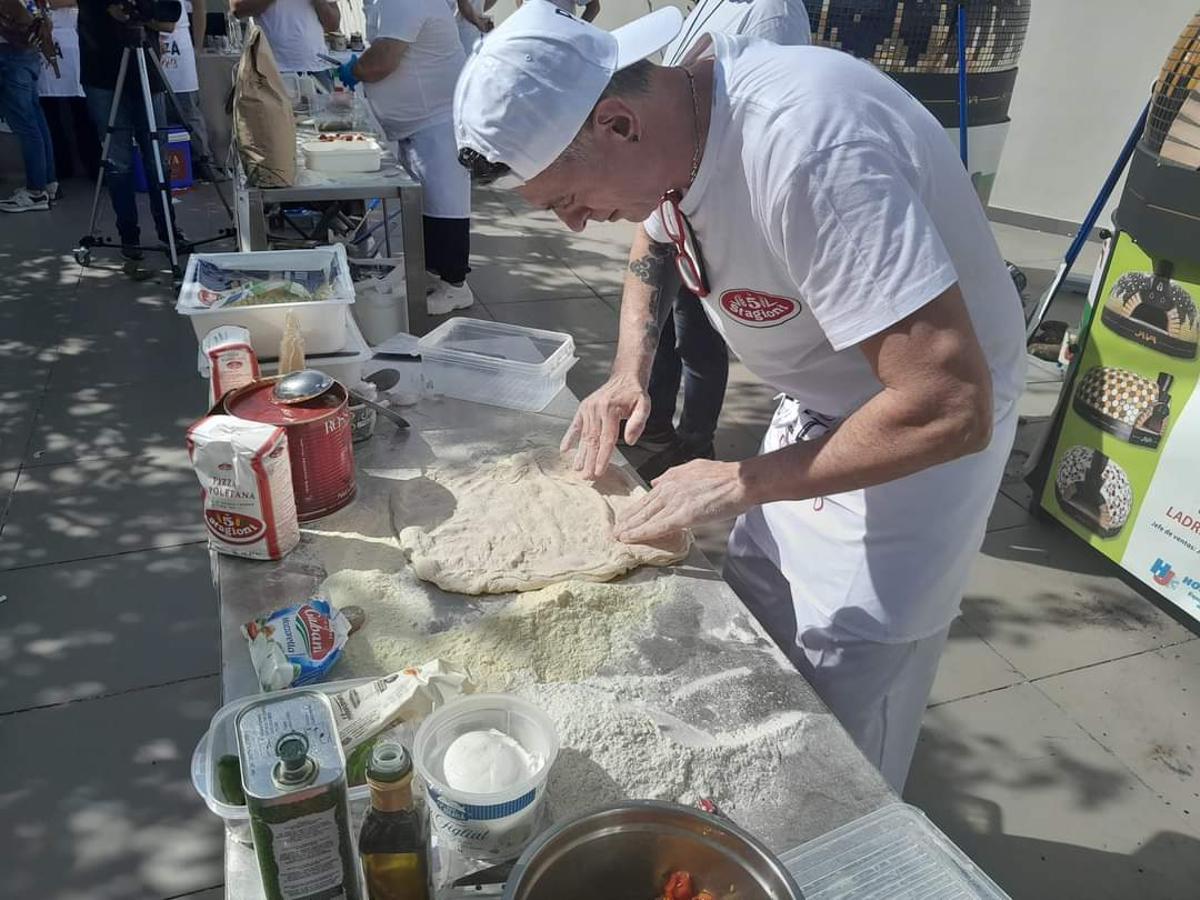 El cocinaero Tomasso Cristiano preparando pizza en el campeonato