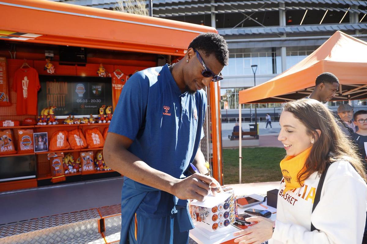 Algunos jugadores del Valencia Basket se pasan por la Fan Zone taronja