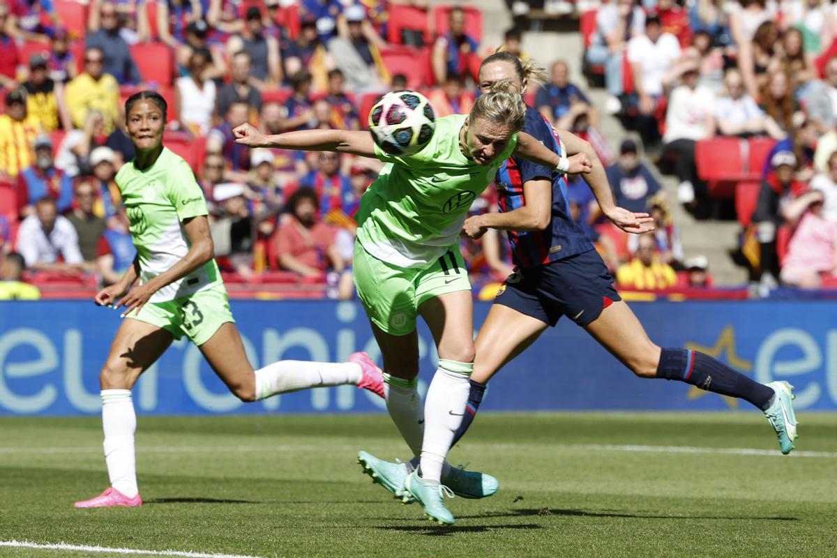 EINDHOVEN (PAÍSES BAJOS), 03/06/2023.- Alexandra Popp (c), delantera del Wolfsburgo, cabecea el balón para marcar el 0-2 durante la final de la Liga de Campeones Femenina entre FC Barcelona y Wolfsburgo, este sábado en el Philips Stadion de Eindhoven. EFE/ Alberto Estévez