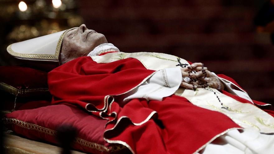 La despedida de los fieles a Benedicto XVI, en imágenes.